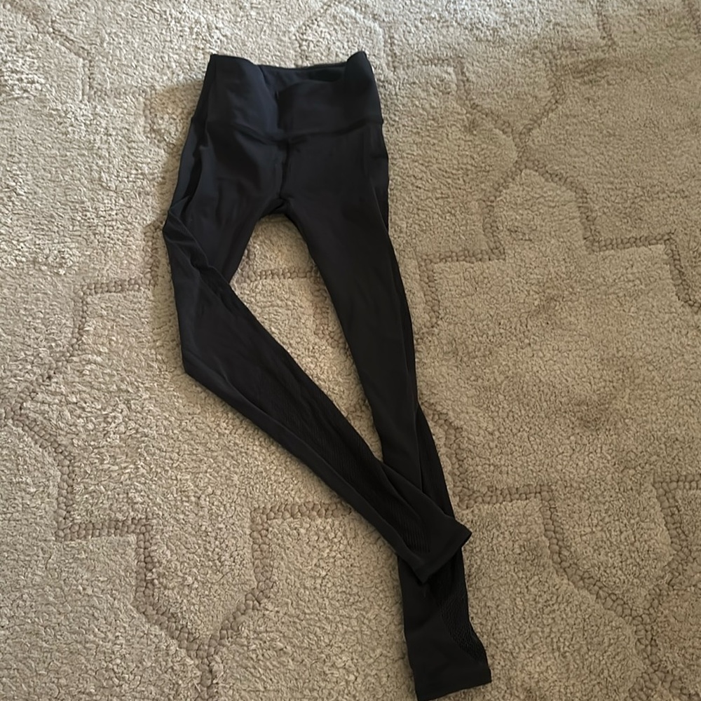 Lululemon legging w fun netting design down side legs great fit great condition